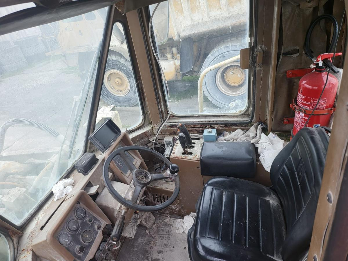 Gumikerekes homlokrakodó Caterpillar 988B: 10 kép.