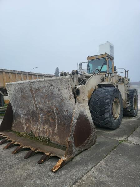 Gumikerekes homlokrakodó Caterpillar 988B: 6 kép.