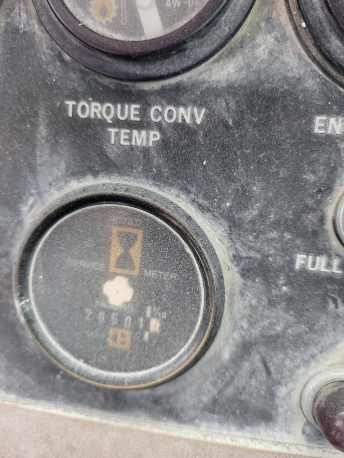 Gumikerekes homlokrakodó Caterpillar 988B: 11 kép.