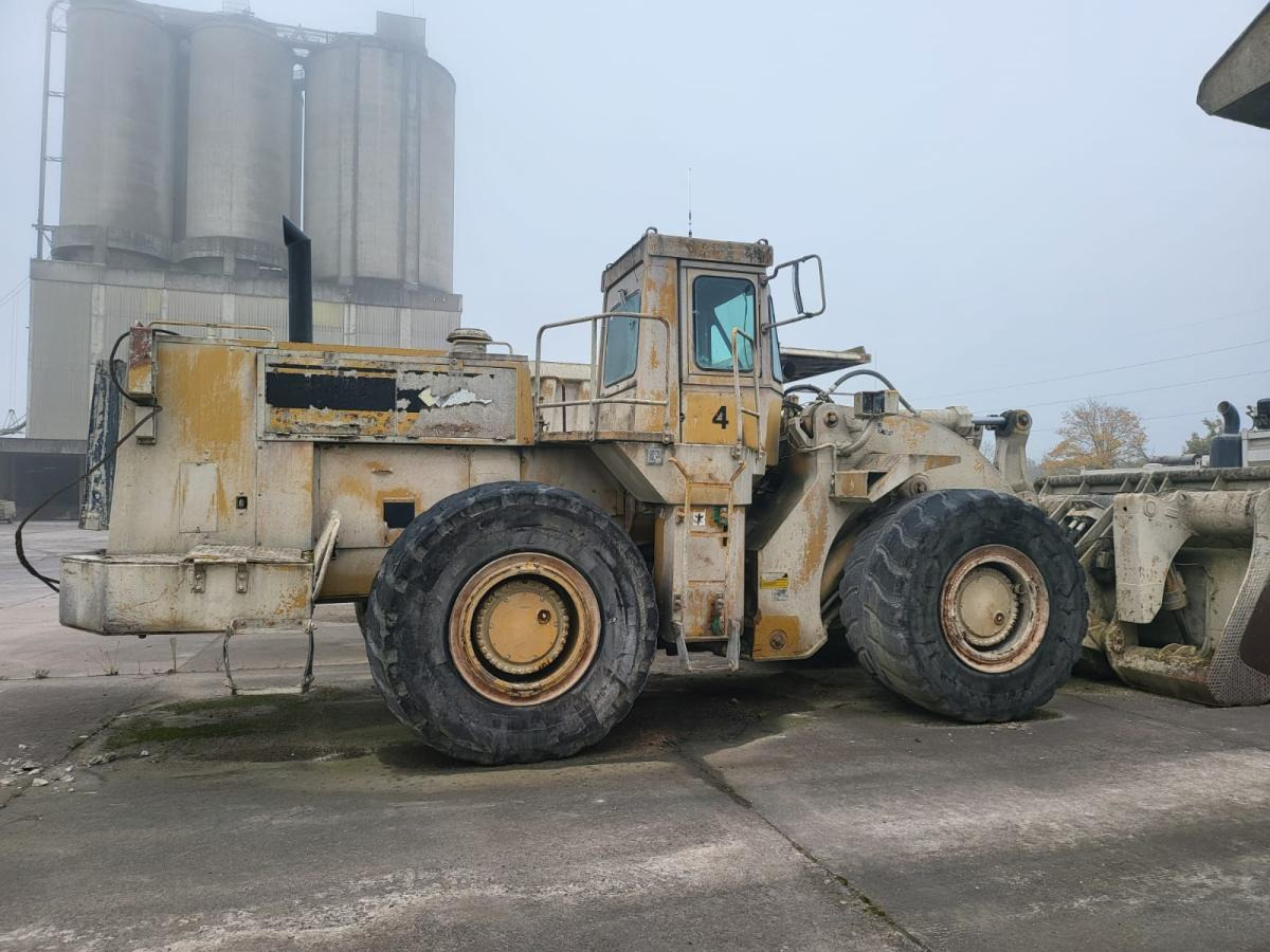 Gumikerekes homlokrakodó Caterpillar 988B: 8 kép.