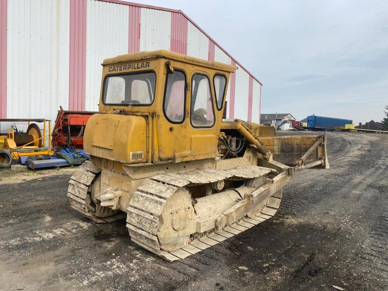 Caterpillar D4D - Buldózer: 3 kép. Caterpillar D4D - Buldózer: 3 kép.