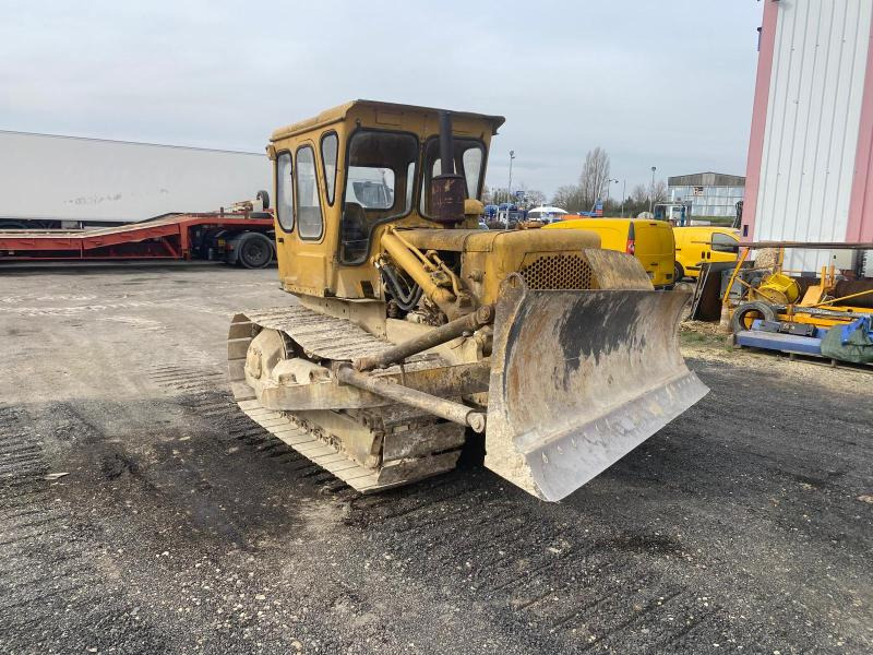 Caterpillar D4D - Buldózer: 1 kép. Caterpillar D4D - Buldózer: 1 kép.