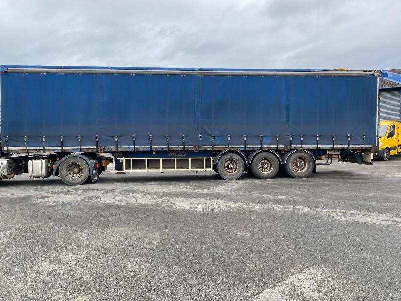 Fruehauf GT TRAILOR - Ponyvás félpótkocsi: 2 kép. Fruehauf GT TRAILOR - Ponyvás félpótkocsi: 2 kép.