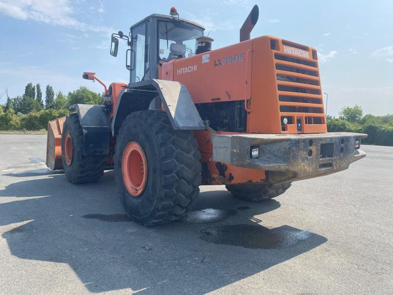 Hitachi LX290 - Gumikerekes homlokrakodó: 4 kép. Hitachi LX290 - Gumikerekes homlokrakodó: 4 kép.
