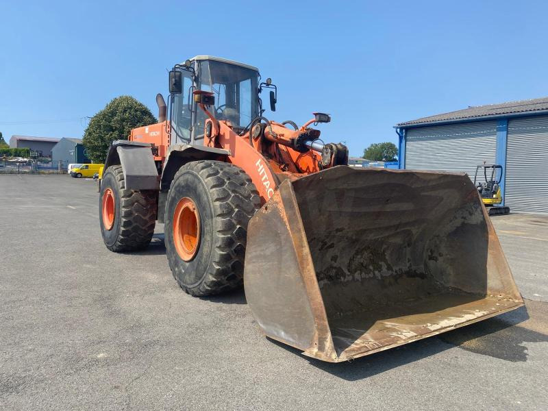 Hitachi LX290 - Gumikerekes homlokrakodó: 1 kép. Hitachi LX290 - Gumikerekes homlokrakodó: 1 kép.