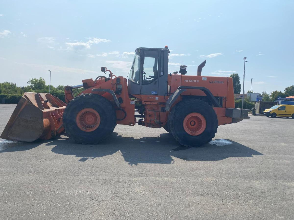 Hitachi LX290 - Gumikerekes homlokrakodó: 3 kép. Hitachi LX290 - Gumikerekes homlokrakodó: 3 kép.