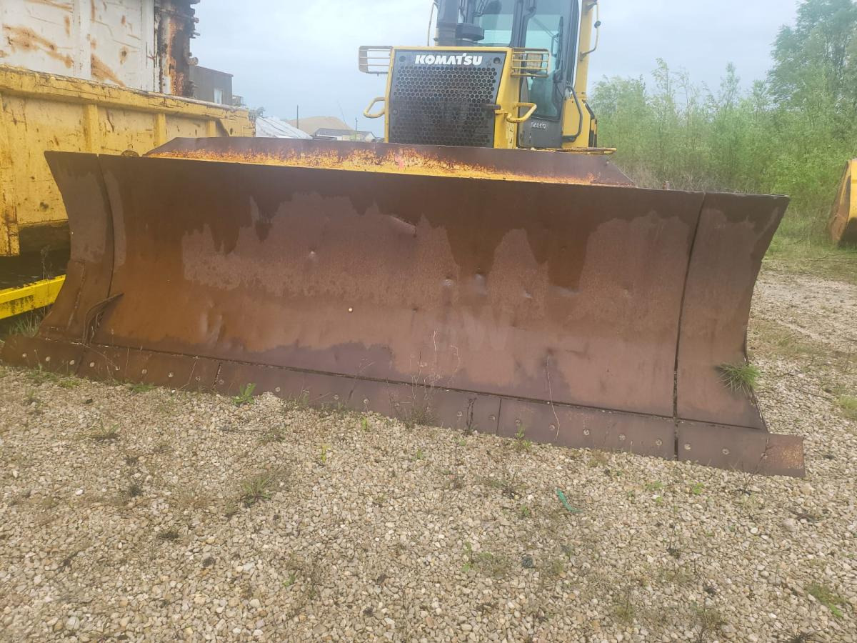 Komatsu D61PX-15 - Buldózer: 2 kép. Komatsu D61PX-15 - Buldózer: 2 kép.