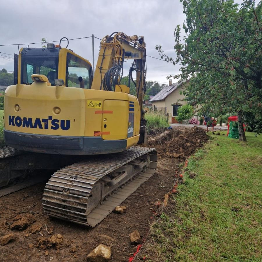 Komatsu PC138US-8 - Lánctalpas kotró: 2 kép. Komatsu PC138US-8 - Lánctalpas kotró: 2 kép.