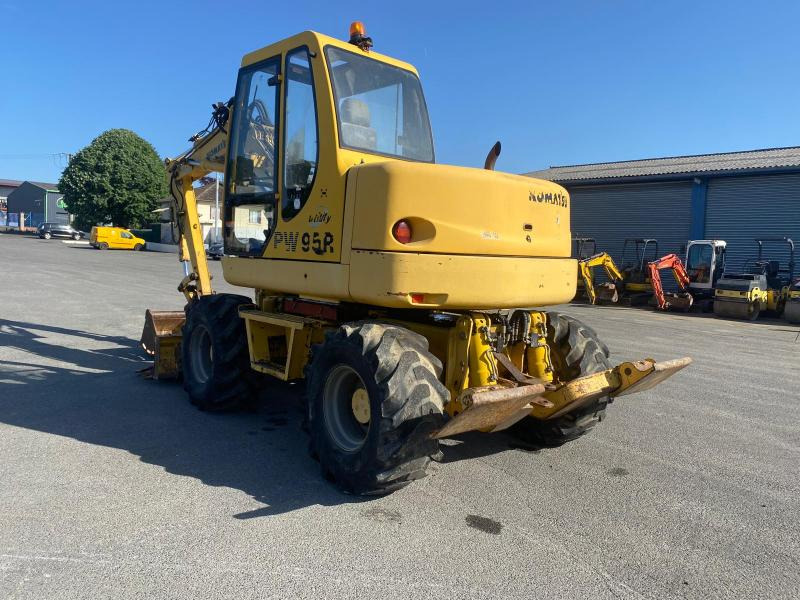 Komatsu PW95 - Gumikerekes kotró: 2 kép. Komatsu PW95 - Gumikerekes kotró: 2 kép.