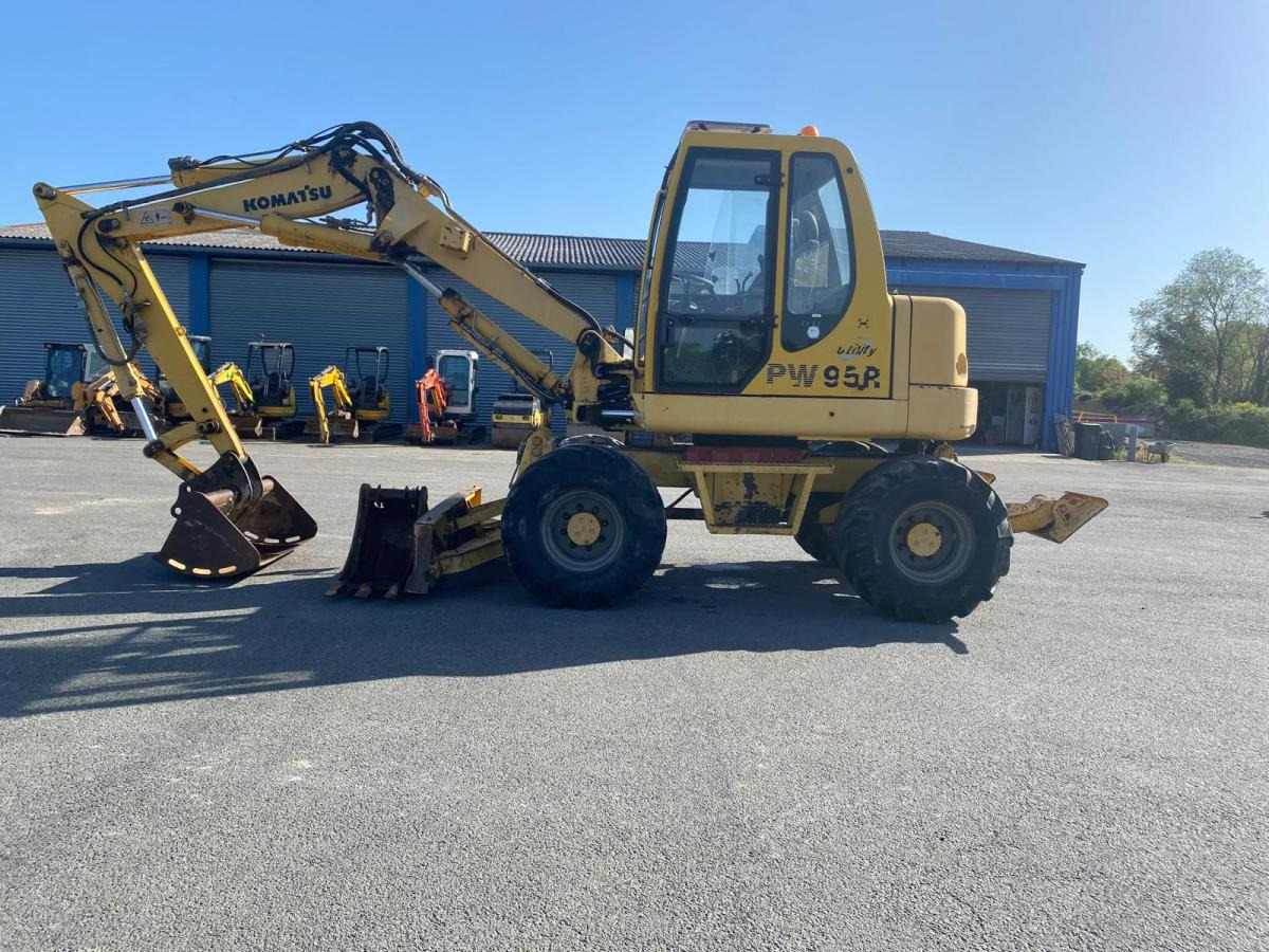 Komatsu PW95 - Gumikerekes kotró: 1 kép. Komatsu PW95 - Gumikerekes kotró: 1 kép.