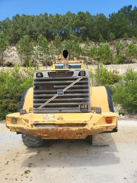 Volvo L 150 E - Gumikerekes homlokrakodó: 4 kép. Volvo L 150 E - Gumikerekes homlokrakodó: 4 kép.