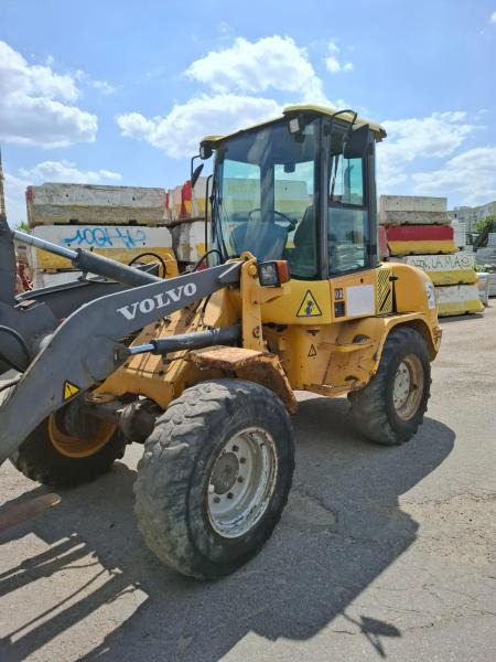 Volvo L 30 - Gumikerekes homlokrakodó: 2 kép. Volvo L 30 - Gumikerekes homlokrakodó: 2 kép.