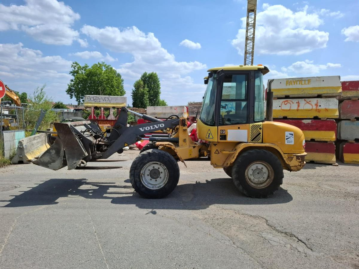 Volvo L 30 - Gumikerekes homlokrakodó: 3 kép. Volvo L 30 - Gumikerekes homlokrakodó: 3 kép.