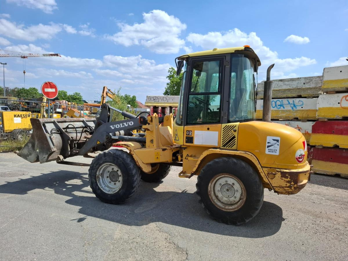 Volvo L 30 - Gumikerekes homlokrakodó: 4 kép. Volvo L 30 - Gumikerekes homlokrakodó: 4 kép.