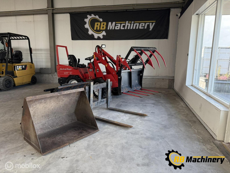 Schäffer 217 S - Gumikerekes homlokrakodó: 4 kép. Schäffer 217 S - Gumikerekes homlokrakodó: 4 kép.