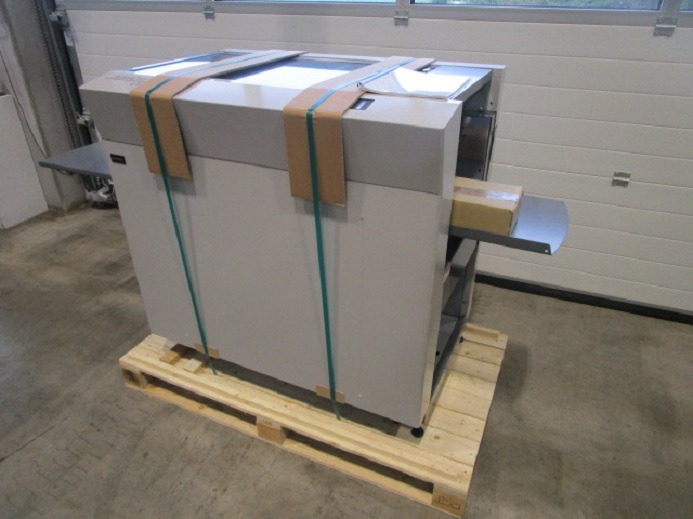 AUTOMATISCHES SCHNEIDSYSTEM UCHIDA AEROCUT ONE - Papírvágó gép: 2 kép. AUTOMATISCHES SCHNEIDSYSTEM UCHIDA AEROCUT ONE - Papírvágó gép: 2 kép.