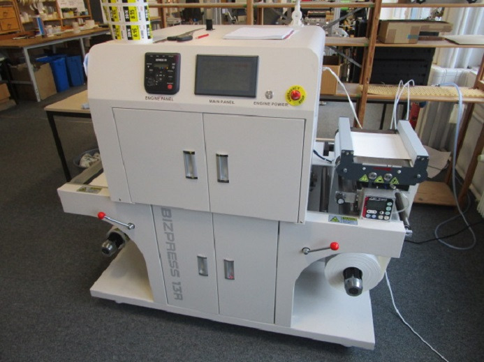 DIGITAL ETIKETTENDRUCKMASCHINE VP320C BIZPRESS 13R - Nyomdagép: 1 kép. DIGITAL ETIKETTENDRUCKMASCHINE VP320C BIZPRESS 13R - Nyomdagép: 1 kép.
