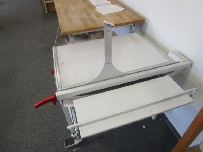 HEBELSCHNEIDER IDEAL 1080 - Papírvágó gép: 2 kép. HEBELSCHNEIDER IDEAL 1080 - Papírvágó gép: 2 kép.