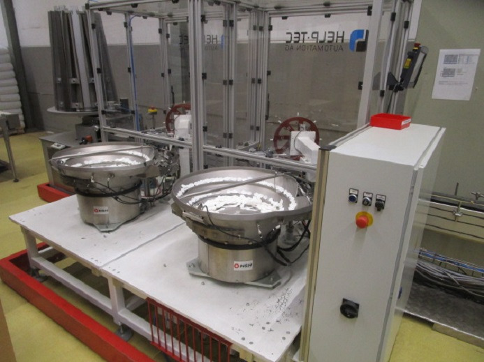 DECKEL ETIKETTIER ANLAGE SCHLEUTER GU 2 DO MIT 2xLÖFFELEINLEGESTATIONEN - Ipari gép: 3 kép. DECKEL ETIKETTIER ANLAGE SCHLEUTER GU 2 DO MIT 2xLÖFFELEINLEGESTATIONEN - Ipari gép: 3 kép.