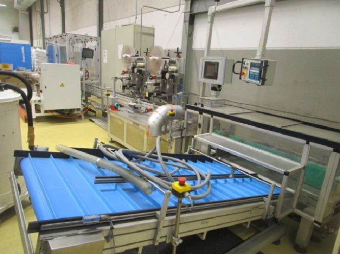 DECKEL ETIKETTIER ANLAGE SCHLEUTER GU 2 DO MIT 2xLÖFFELEINLEGESTATIONEN - Ipari gép: 5 kép. DECKEL ETIKETTIER ANLAGE SCHLEUTER GU 2 DO MIT 2xLÖFFELEINLEGESTATIONEN - Ipari gép: 5 kép.