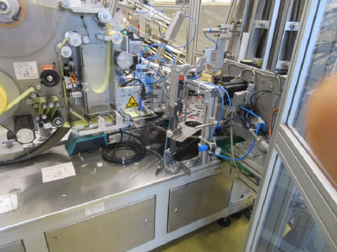 DECKEL ETIKETTIER ANLAGE SCHLEUTER GU 2 DU (RUNDLÄUFER) MIT LÖFFELEINLEGESTATION RNA SRC-N-630-1R - Ipari gép: 4 kép. DECKEL ETIKETTIER ANLAGE SCHLEUTER GU 2 DU (RUNDLÄUFER) MIT LÖFFELEINLEGESTATION RNA SRC-N-630-1R - Ipari gép: 4 kép.