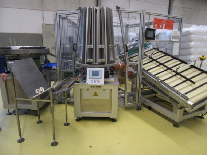 DECKEL ETIKETTIER ANLAGE SCHLEUTER GU 2 DU (RUNDLÄUFER) MIT LÖFFELEINLEGESTATION RNA SRC-N-630-1R - Ipari gép: 2 kép. DECKEL ETIKETTIER ANLAGE SCHLEUTER GU 2 DU (RUNDLÄUFER) MIT LÖFFELEINLEGESTATION RNA SRC-N-630-1R - Ipari gép: 2 kép.