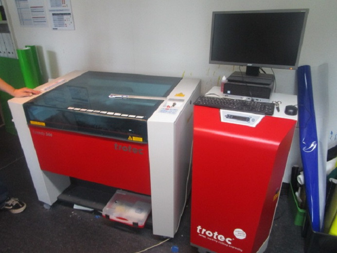 LASER CUTTER TROTEC SPEEDY 360 (Gravieren, Schneiden) - Papírvágó gép: 1 kép. LASER CUTTER TROTEC SPEEDY 360 (Gravieren, Schneiden) - Papírvágó gép: 1 kép.
