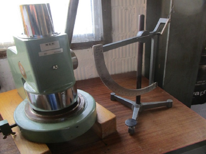 MECHANISCHE PAPIERWAAGE MIT HANDPROBE STANZE - Nyomdagép: 2 kép. MECHANISCHE PAPIERWAAGE MIT HANDPROBE STANZE - Nyomdagép: 2 kép.