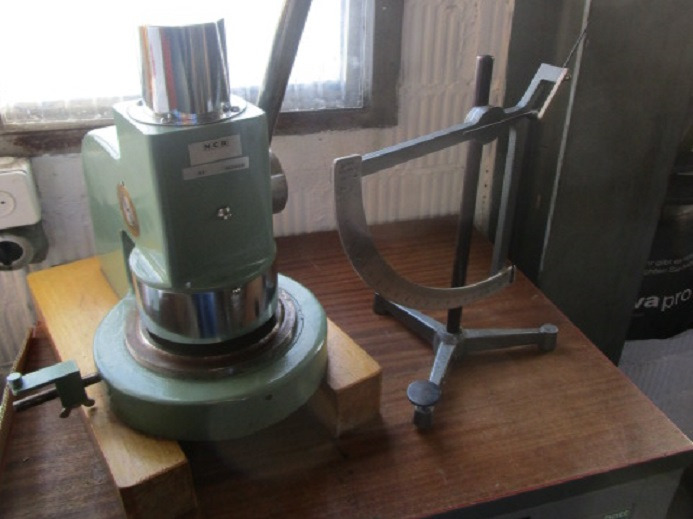 MECHANISCHE PAPIERWAAGE MIT HANDPROBE STANZE - Nyomdagép: 4 kép. MECHANISCHE PAPIERWAAGE MIT HANDPROBE STANZE - Nyomdagép: 4 kép.