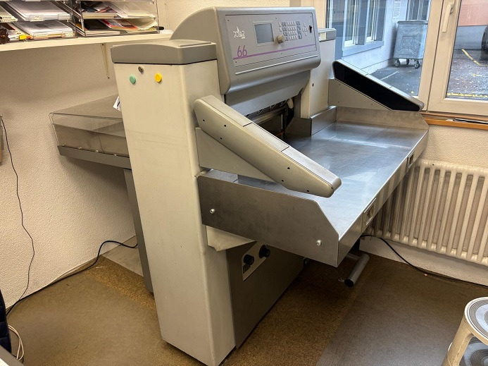 POLAR 66 - Papírvágó gép: 1 kép. POLAR 66 - Papírvágó gép: 1 kép.