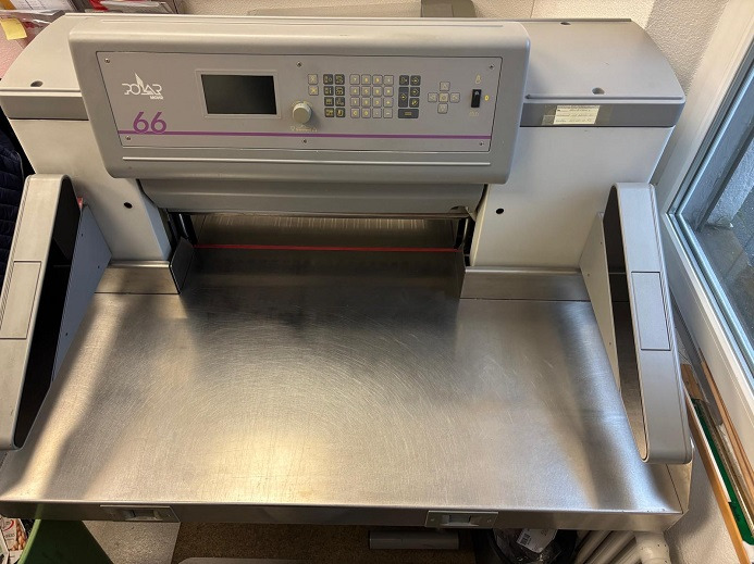 POLAR 66 - Papírvágó gép: 2 kép. POLAR 66 - Papírvágó gép: 2 kép.