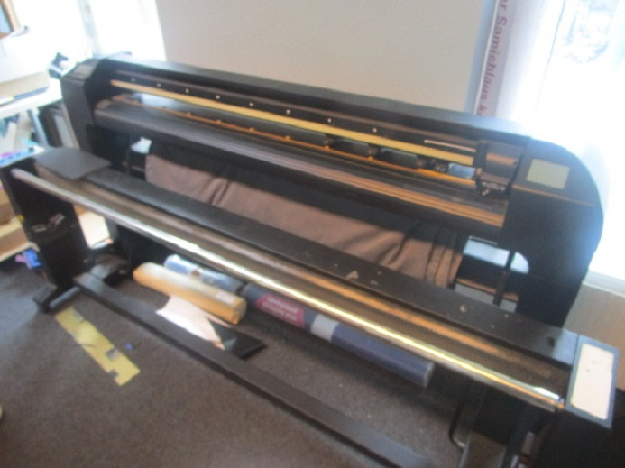 SCHNEIDEPLOTTER SUMMA S140 MIT UV-TROCKNER FCD-01 - Papírvágó gép: 1 kép. SCHNEIDEPLOTTER SUMMA S140 MIT UV-TROCKNER FCD-01 - Papírvágó gép: 1 kép.