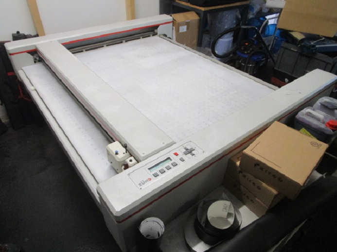 SCHNEIDEPLOTTER ZÜND P-1200 PLUS - Papírvágó gép: 1 kép. SCHNEIDEPLOTTER ZÜND P-1200 PLUS - Papírvágó gép: 1 kép.