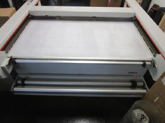 SCHNEIDEPLOTTER ZÜND P-1200 PLUS - Papírvágó gép: 3 kép. SCHNEIDEPLOTTER ZÜND P-1200 PLUS - Papírvágó gép: 3 kép.