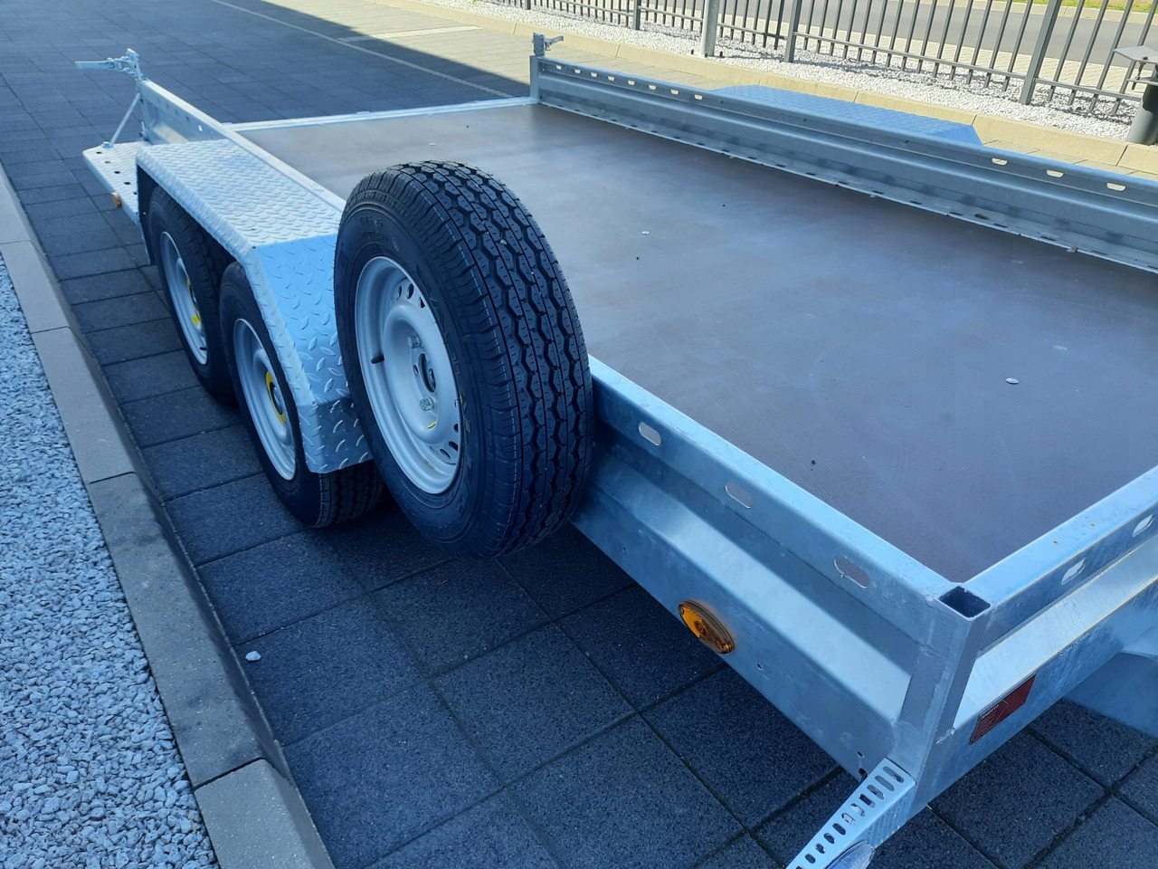 PRZYCZEPA DO KOPARKI MINIKOPARKI ŁADOWARKI Z NAJAZDAMI ALUMINIOWYMI 3500 KG / EXCAVATOR MINI EXCAVATOR LOADER TRAILER WITH ALUMINUM RAMPS 3500 KG - Gépszállító utánfutó: 5 kép. PRZYCZEPA DO KOPARKI MINIKOPARKI ŁADOWARKI Z NAJAZDAMI ALUMINIOWYMI 3500 KG / EXCAVATOR MINI EXCAVATOR LOADER TRAILER WITH ALUMINUM RAMPS 3500 KG - Gépszállító utánfutó: 5 kép.
