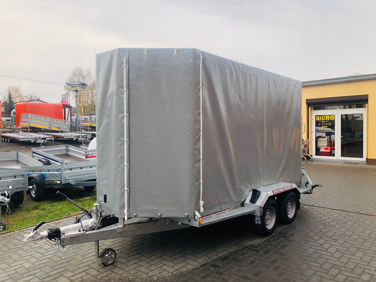 PRZYCZEPA LAWETA DO MINIKOPARKI ŻURAWIA Z PLANDEKĄ / MINI EXCAVATOR CRANE TRANSPORTER TRAILER WITH TARPAULIN - Gépszállító utánfutó: 3 kép. PRZYCZEPA LAWETA DO MINIKOPARKI ŻURAWIA Z PLANDEKĄ / MINI EXCAVATOR CRANE TRANSPORTER TRAILER WITH TARPAULIN - Gépszállító utánfutó: 3 kép.