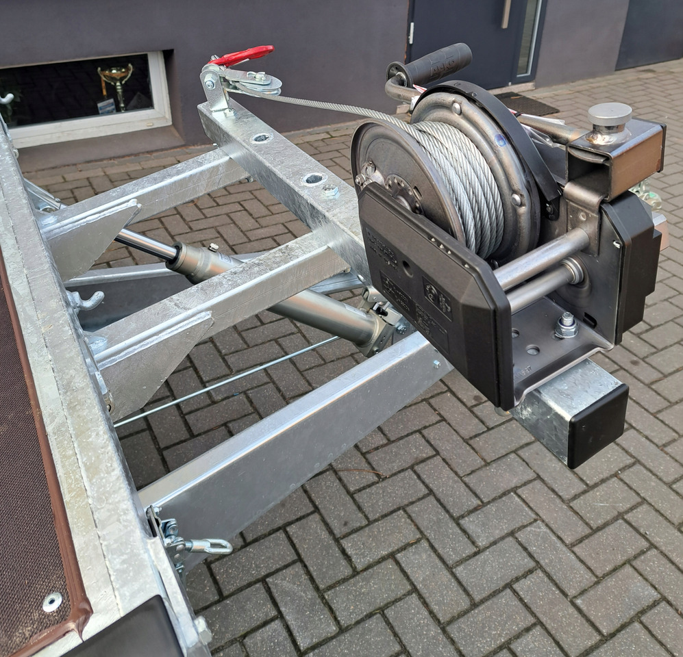 Új Platós pótkocsi PRZYCZEPA PLATFORMA 408 CM, UCHYŁOWA Z WCIĄGARKĄ, DMC 3500 KG / PLATFORM TRAILER 408 CM, TIPPING WITH WINCH, DMC 3500 KG: 6 kép. Új Platós pótkocsi PRZYCZEPA PLATFORMA 408 CM, UCHYŁOWA Z WCIĄGARKĄ, DMC 3500 KG / PLATFORM TRAILER 408 CM, TIPPING WITH WINCH, DMC 3500 KG: 6 kép.