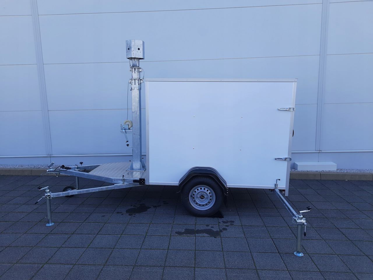 PRZYCZEPA Z MASZTEM TELESKOPOWYM DO MONITORINGU / TRAILER WITH TELESCOPIC MAST FOR MONITORING - Pótkocsi dobozos: 5 kép. PRZYCZEPA Z MASZTEM TELESKOPOWYM DO MONITORINGU / TRAILER WITH TELESCOPIC MAST FOR MONITORING - Pótkocsi dobozos: 5 kép.