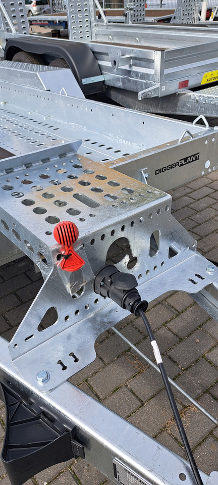 PRZYCZEPA Z RAMPĄ POD KOPARKĘ DO MINIKOPARKI 3500 / TRAILER WITH RAMPS FOR EXCAVATOR MINI EXCAVATOR 3500 - Gépszállító utánfutó: 5 kép. PRZYCZEPA Z RAMPĄ POD KOPARKĘ DO MINIKOPARKI 3500 / TRAILER WITH RAMPS FOR EXCAVATOR MINI EXCAVATOR 3500 - Gépszállító utánfutó: 5 kép.