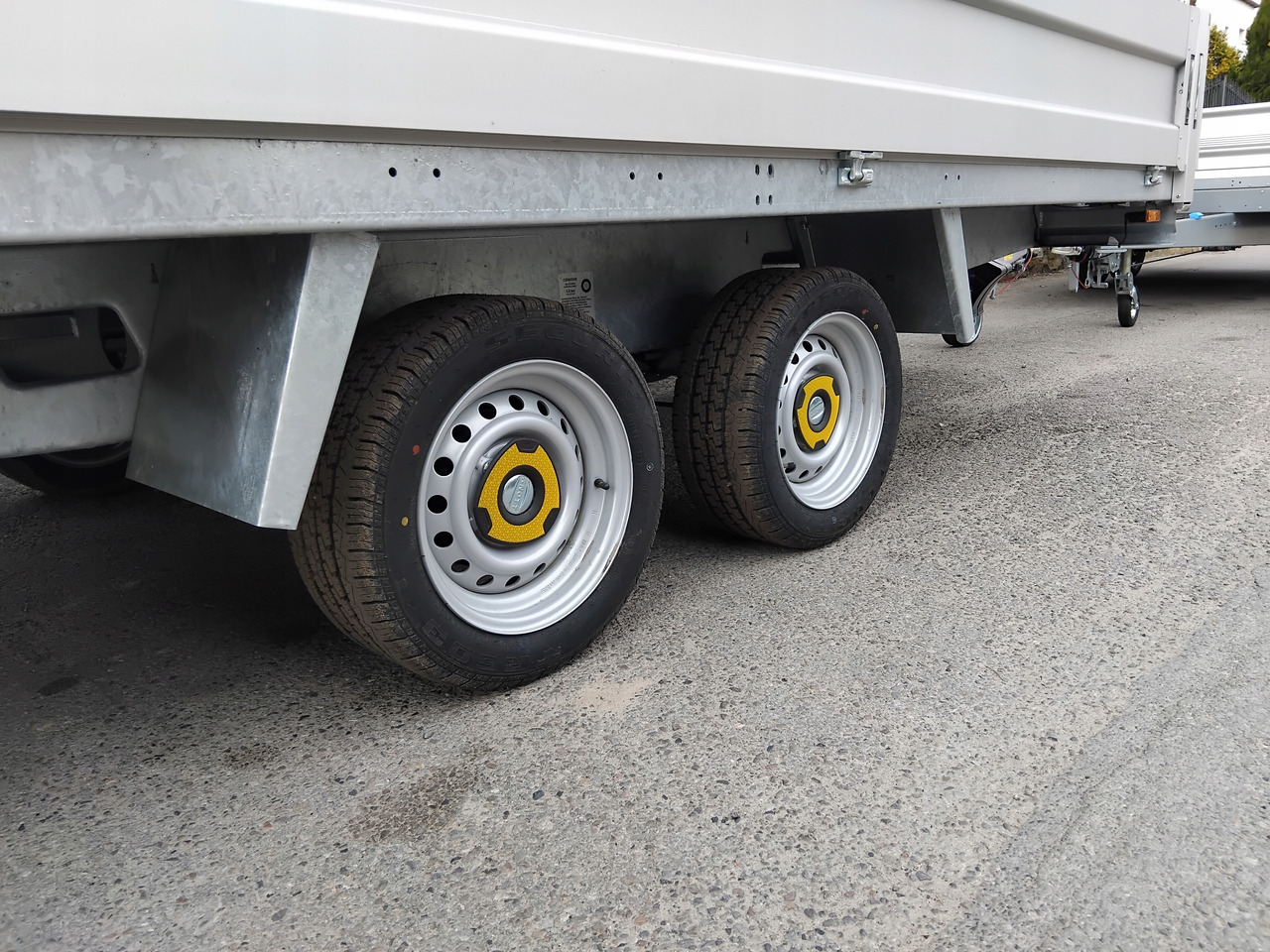 Platforma przyczepa 4x2 WARK dmc 2700 + burty / Platform trailer 4x2 WARK GVW 2700 + sides - Platós pótkocsi: 2 kép. Platforma przyczepa 4x2 WARK dmc 2700 + burty / Platform trailer 4x2 WARK GVW 2700 + sides - Platós pótkocsi: 2 kép.