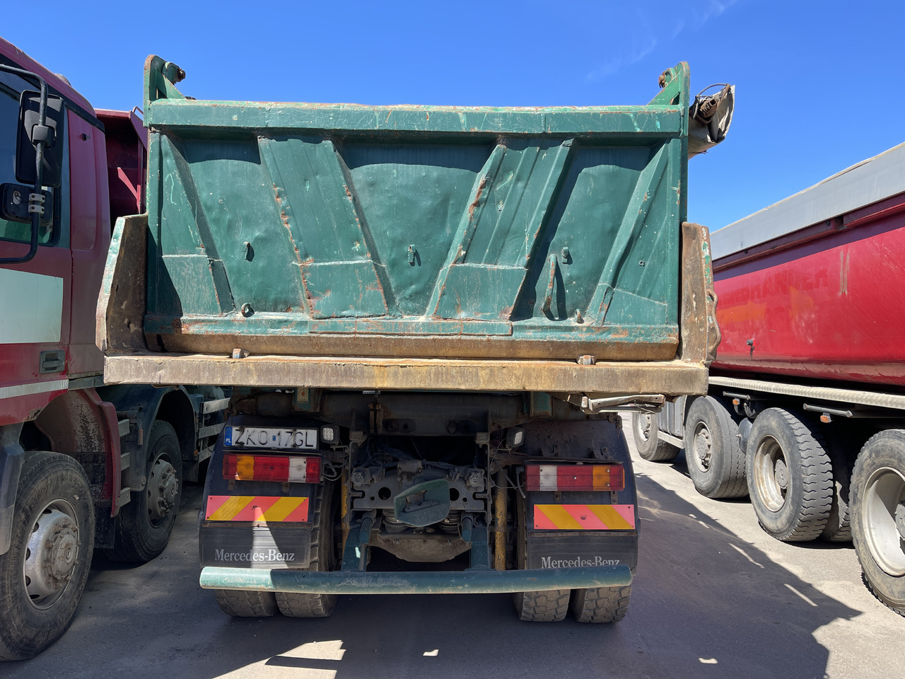 MERCEDES-BENZ Actros 3331 - Billenőplatós teherautó: 3 kép. MERCEDES-BENZ Actros 3331 - Billenőplatós teherautó: 3 kép.
