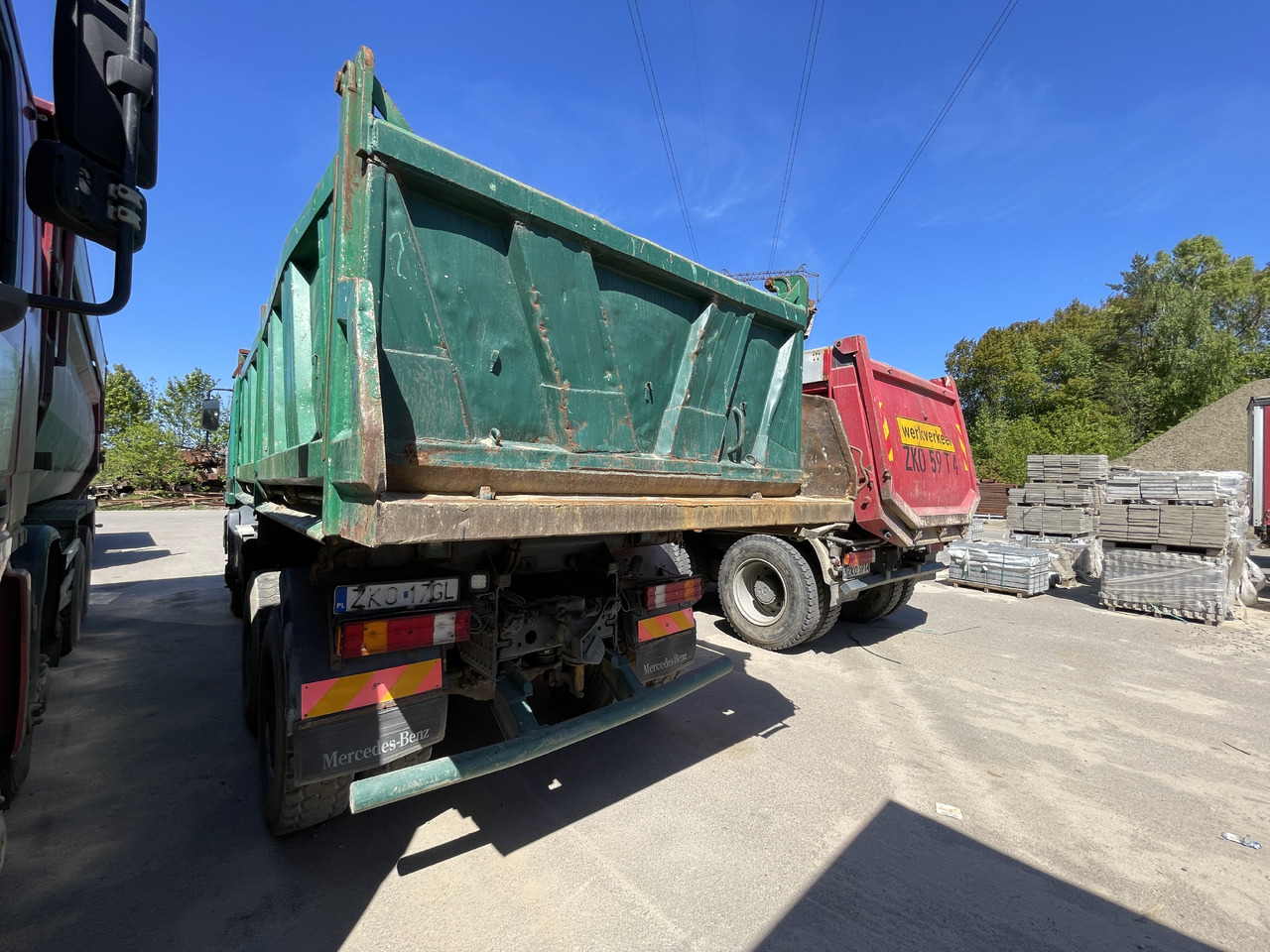 MERCEDES-BENZ Actros 3331 - Billenőplatós teherautó: 2 kép. MERCEDES-BENZ Actros 3331 - Billenőplatós teherautó: 2 kép.