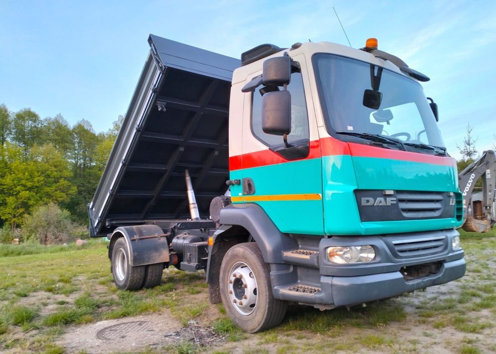 DAF LF 55.220 - Billenőplatós teherautó: 2 kép. DAF LF 55.220 - Billenőplatós teherautó: 2 kép.