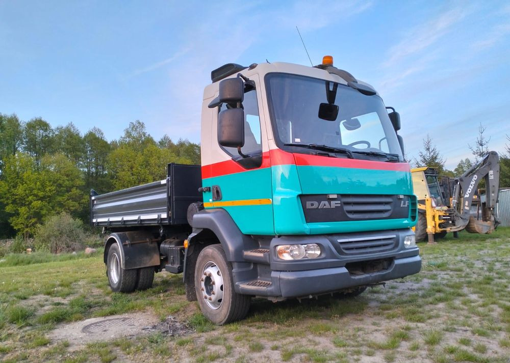DAF LF 55.220 - Billenőplatós teherautó: 3 kép. DAF LF 55.220 - Billenőplatós teherautó: 3 kép.
