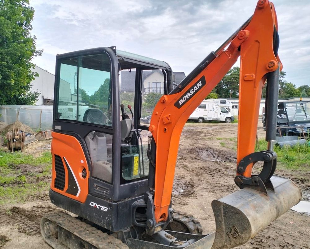 Doosan DX19 - Lánctalpas kotró: 1 kép. Doosan DX19 - Lánctalpas kotró: 1 kép.