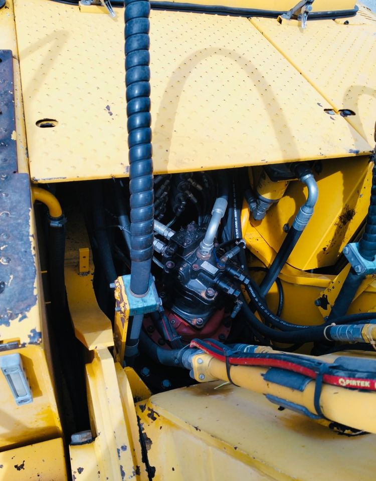JCB JS 220 LC+ - Lánctalpas kotró: 5 kép. JCB JS 220 LC+ - Lánctalpas kotró: 5 kép.