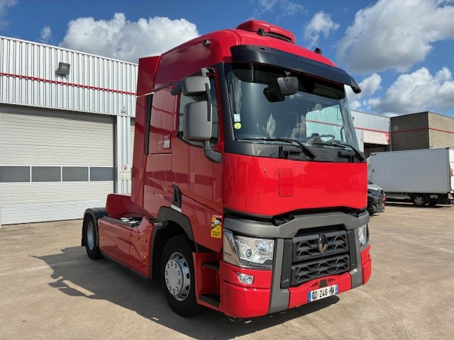 Renault Trucks T - Nyergesvontató: 2 kép. Renault Trucks T - Nyergesvontató: 2 kép.