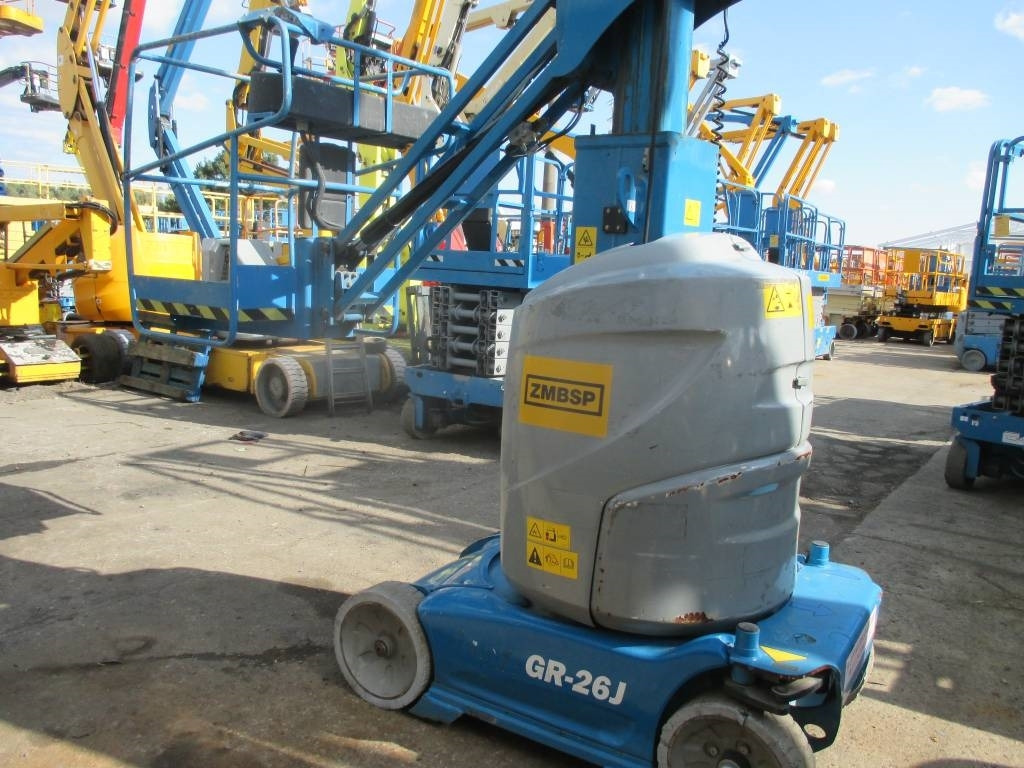Genie GR 26 J - Oszlopos személyemelő: 4 kép. Genie GR 26 J - Oszlopos személyemelő: 4 kép.