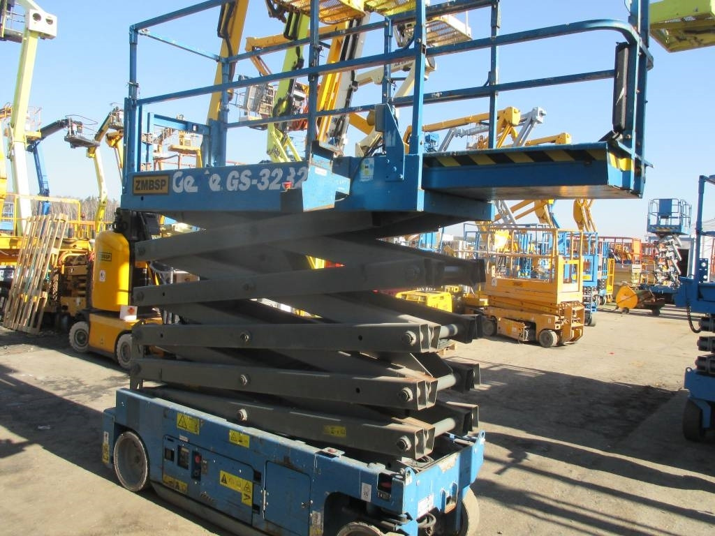 Genie GS 3232 - Ollós emelő: 4 kép. Genie GS 3232 - Ollós emelő: 4 kép.
