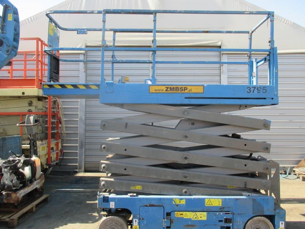 Genie GS 3232 - Ollós emelő: 1 kép. Genie GS 3232 - Ollós emelő: 1 kép.